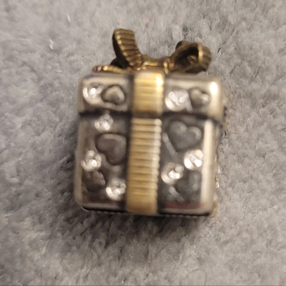 Gift Charm - Picture 1 of 8